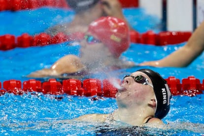 La estadounidense Lilly King, oro en braza, después de la carrera.