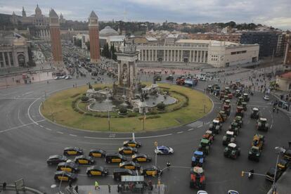 Els tractors enfilen l&#039;avinguda Maria Cristina.