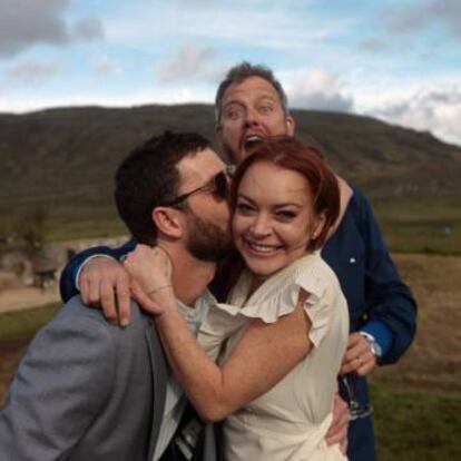 Junto com seu marido, Scott Guinn, e Lindsay Lohan