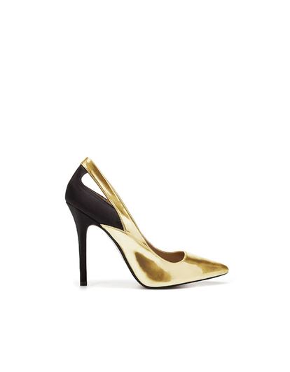 Stilettos dorados de Zara. Precio: 49.95 euros.