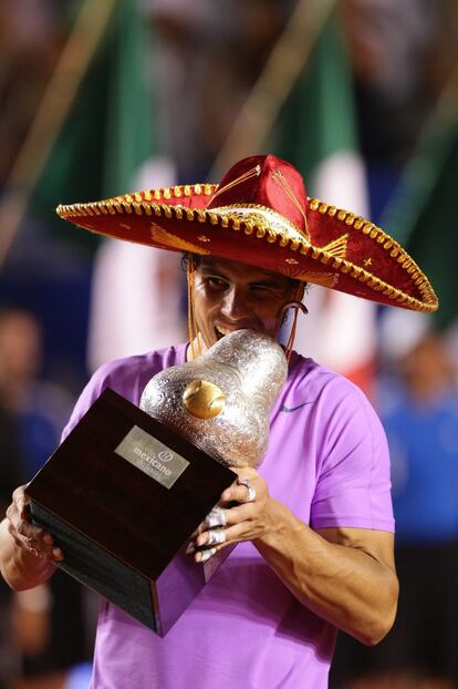 Nadal posa con el trofeo de campeón tras vencer a David Ferrer el 2 de marzo, durante la final masculina del Abierto Mexicano de Tenis, en Acapulco.