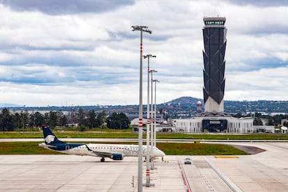 Un avión de Aeroméxico frente a la torre de control del Aeropuerto Felipe Ángeles, en el Estado de México