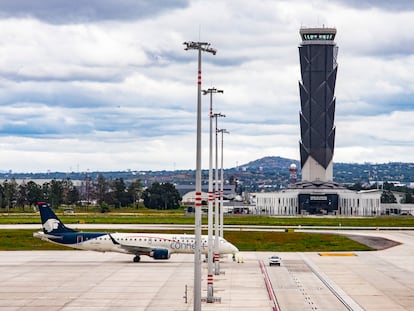 Un avión de Aeroméxico frente a la torre de control del Aeropuerto Felipe Ángeles, en el Estado de México