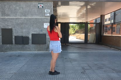 Sheila, la mujer desahuciada con tres hijos, frente al portal de la C/ Carmen Laforet en Torrejón de Ardoz de donde fue desalojada.