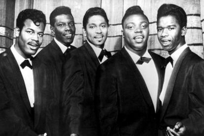 Carl Gardner (izquierda) con The Coasters.