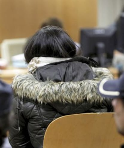 Mar&iacute;a Dolores Mart&iacute;n Pozo (de espaldas), durante el juicio. 