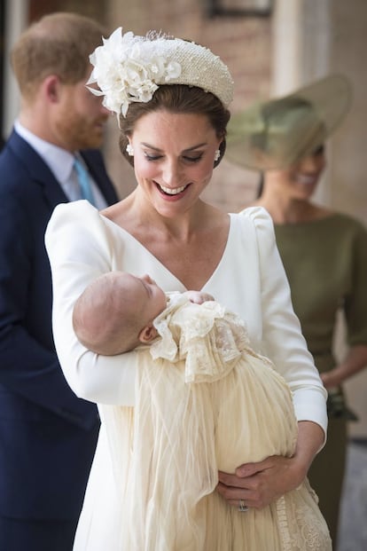 Kate Middleton com o filho Louis em braços. A duquesa escolheu mais uma vez uma roupa de Alexander McQueen para usar na cerimônia.