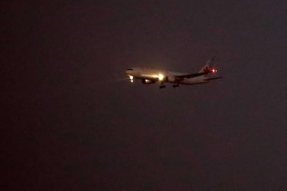 El avión de Air Canada momentos antes de aterrizar sin problemas en el aeropuerto madrileño de Barajas, este lunes.