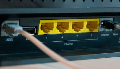 Puertos de conexión de un router incluyendo uno USB