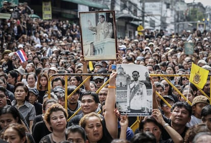 Tailandeses muestran retratos con la imagen del rey Bhumibol Adulyadej a la entrada del hospital Siriraj en Bangkok.