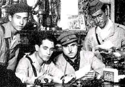 El sindicalista Bartolomé Lorda Urbano, el tercero por la izquierda, junto al Comité de Defensa de Málaga, en 1937.