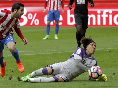 Ochoa detiene el remate de V&iacute;ctor. 