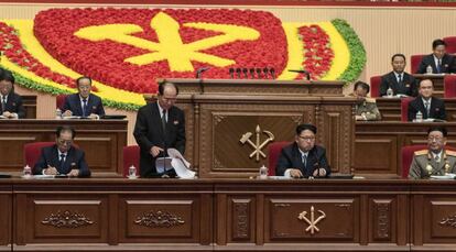 El l&iacute;der de Corea del Norte, Kim Jong-un, sentado en el centro, este lunes en el VII Congreso Partido de los Trabajadores en Pyongyang.