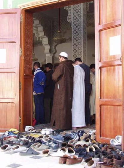Rezo en una mezquita de Ceuta, uno de los feudos del movimiento Tabligh, durante el Ramadán.