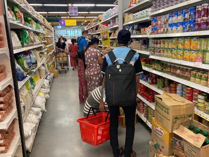 Residentes en Yangon, la capital económica birmana, compraban alimentos este miércoles en un supermercado tras la declaración de una "guerra defensiva" contra la junta militar por parte del gobierno en la sombra .