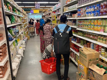 Moradores de Yangon, principal cidade mianmarense, fazem compras em um supermercado nesta quarta-feira, após a declaração de uma "guerra defensiva" contra a junta militar por parte do governo paralelo.