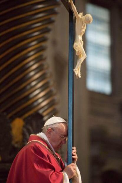 El papa Franciso durante el Vía Crucis en la basílica de San Pedro.