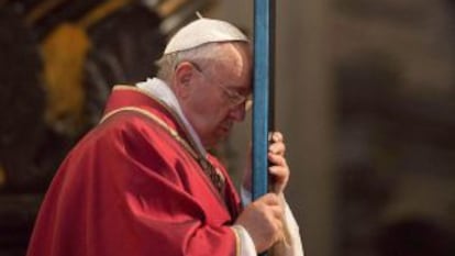 O papa Franciso durante a Via Crucis na basílica de San Pedro.