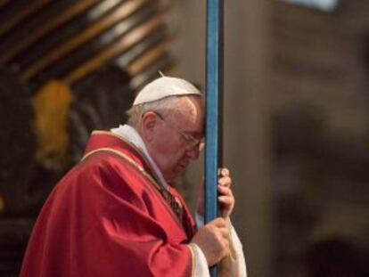 El papa Franciso durante el Vía Crucis en la basílica de San Pedro.