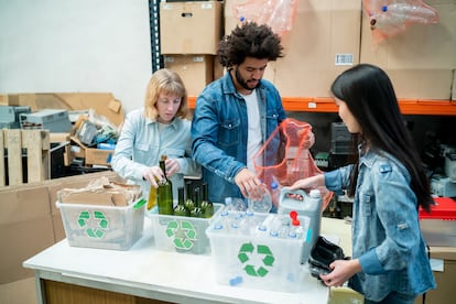 Voluntarios en una campaña de reciclaje.