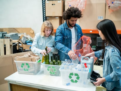 Voluntarios en una campaña de reciclaje.