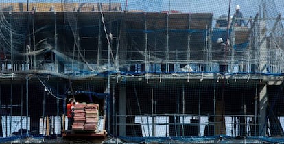Varios trabajadores en una obra en construcción el pasado martes en Barcelona.