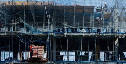 Varios trabajadores en una obra en construcción el pasado martes en Barcelona. 