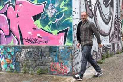 Juan Aizpitarte, ayer junto a los grafitos de las paredes del centro Arteleku, en San Sebastián.