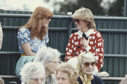 Sarah Ferguson y Lady Di, en un partido de polo en junio de 1983.