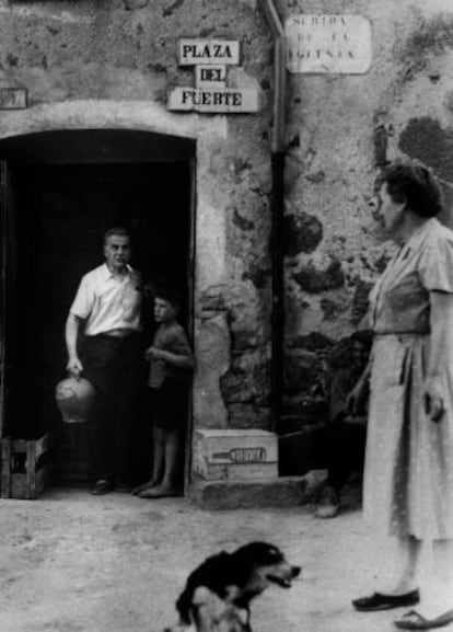 Eduard Toldr&agrave;, en la puerta de su casa de Vilanova i la Geltr&uacute;.
