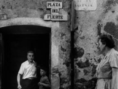 Eduard Toldr&agrave;, en la puerta de su casa de Vilanova i la Geltr&uacute;.