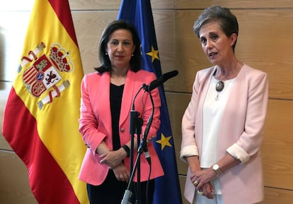 Paz Esteban, junto a la ministra de Defensa, Margarita Robles.
