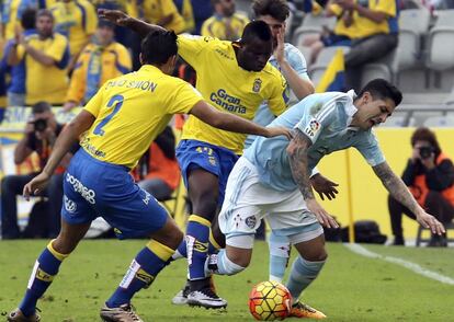 Cabral cae ante Wakaso y David Simón.