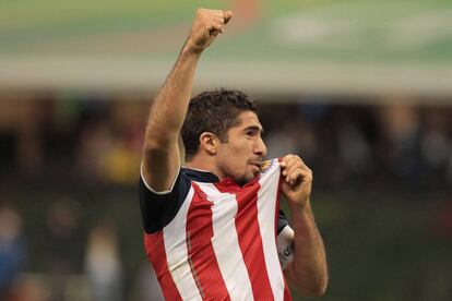 El capit&aacute;n de Chivas, Jair Pereira, festeja la victoria