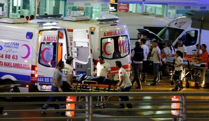 Servicios sanitarios trasladan los cuerpos de las explosiones del atentado de Estambul.