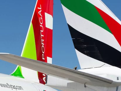 Las colas de un avión de TAP Air y otro de Emirates.