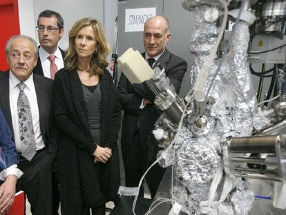 De izquierda a derecha, el director del Centro de Física de Materiales, Juan Colmenero; el diputado general guipuzcoano, Markel Olano; la ministra Cristina Garmendia y el rector de la UPV, Iñaki Goirizelaia, ayer en San Sebastián.
Ramón Pérez presenta varias de sus obras en Bilbao.
