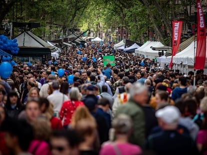 Ambiente en las Ramblas de Barcelona durante la jornada de Sant Jordi.