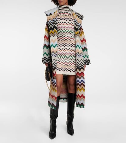 Missoni se inclina por el patrón oversize en este diseño protagonizado por el clásico estampado multicolor, tan arraigado a la casa italiana. Una compra clave para lidiar con el frío sin renunciar a la fuerza del color.