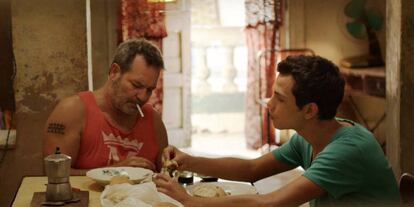 Fotograma de 'Viva', de Paddy Breathnach. A la izquierda, el actor Héctor Medina.