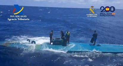 'Narcosubmarino' interceptado cerca de Cádiz y hundido por sus cuatro tripulantes cuando fueron sorprendidos por una embarcación de Vigilancia Aduanera.