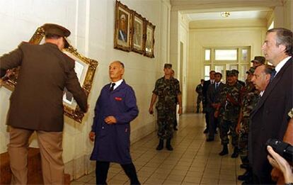 El jefe del Ejército argentino retira delante del presidente argentino, Néstor Kirchner, los retratos de los ex dictadores en el Colegio Militar.