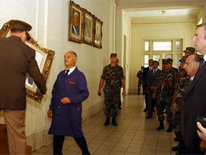 El jefe del Ejército argentino retira delante del presidente argentino, Néstor Kirchner, los retratos de los ex dictadores en el Colegio Militar.