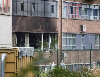 Investigadores en la zona donde se produjo la explosión.