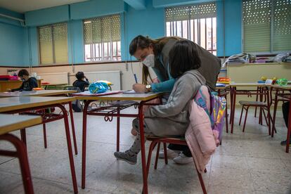 Una profesora de apoyo ayuda a una alumna en el CEIP Giner de los Ríos en Fuenlabrada, Madrid.