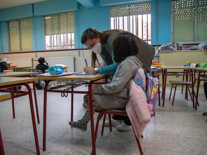 Una profesora de apoyo ayuda a una alumna en el CEIP Giner de los Ríos en Fuenlabrada, Madrid.