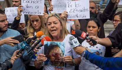 Geraldine Moreno, con una foto de su hija Rosa Orozco, en Caracas el pasado día 5.