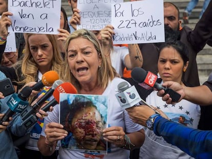 Geraldine Moreno, con una foto de su hija Rosa Orozco, en Caracas el pasado día 5.