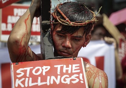 Filipinos representan la crucifixión de Jesucristo durante una protesta en contra de las muertes en la guerra contra las drogas en Manila.