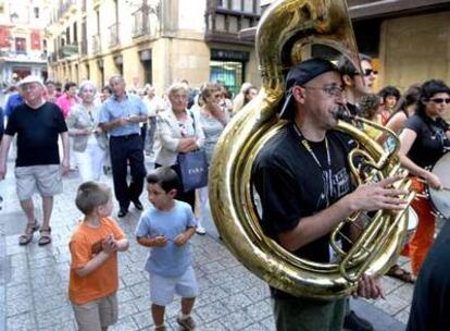 La Amama Luisa Brass Band, durante su recorrido ayer por la Parte Vieja de San Sebastián.